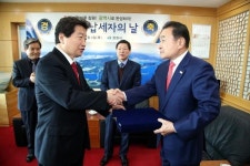 안상수 창원시장, 납세자의 날 유공납세자 표창패 수여