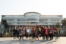 별그대 자취 따라 인천대 찾은 中 유커들 잊을 수 없는 추억 안고 가요