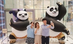 세계최대백화점 신세계센텀시티점, 대형 쿵푸판다 눈길...中 관광객에게 볼거리 제공