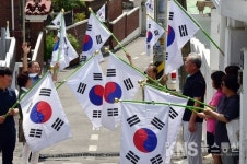 [포토] 수원시, 광복절 맞이 태극기 달기 캠페인