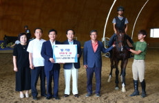 함양재경향우 노환영씨 함양위림초교에 말 1필 기증…승마꿈나무 격려