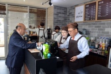 송재천 광양시의장, 드림카페 1일 명예점장 활동 펼쳐