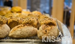 천연 발효종 식사 빵 만드는 프리미엄 베이커리 프롬더어스