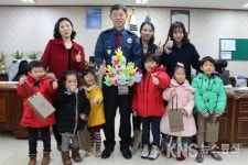 수원남부서 직장 어린이집 원아들  경찰아저씨 메리크리스마스!