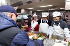 이흥수 인천시 동구청장, 노인 배식 봉사 참여
