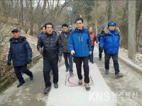 [포토뉴스] 곽상도 새누리당의원, 앞산 고산골 등산로  방문