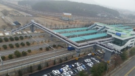 파주 문산역 보행 육교 임시 개통...문산역과 문산행복센터 간 이용 편해져
