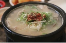 부산 테마여행에서 빠질 수 없는 부산 돼지국밥 맛집 3대천왕, 3대째 변함없는 <우리돼지국밥>