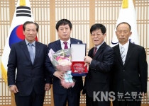 정찬민 용인시장, 10년만에 도시가스 공급한 3개 마을 주민에게 감사패 받아