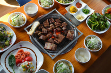 산수 풍광이 빚어낸 경관 포천 봄나들이, 미향 가득 육즙이 미식가를 사로잡는 포천이동갈비 맛집 바위섬가든
