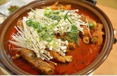 문화·역사 명소의 고장 청주 봉명동 맛집 진가네, 묵은지와 등갈비의 환상궁합 묵은지등갈비찜 전라도의 감칠맛 나는 손맛으로 인기!