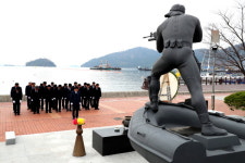 안상수 창원시장, 故한주호 준위 동상 찾아 참배