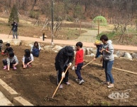 군포시, 초막골생태공원서 시민과 꽃씨 뿌리기 행사 펼쳐