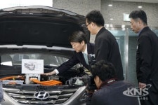 안철수 대통령후보, 울산 혁신도시 그린카 기술센터 방문