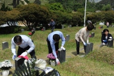 이은방 의장, 5·18 구 묘역 정화 활동 민주열사 충혼 기리고 묘역 손질