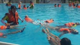 인천해경서, 한강둔치공원 간이 수영장에서 생존 수영교육 진행