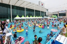 용인시청광장 물놀이장 1개월간 30만명 이용…작년比 1.5배 늘어