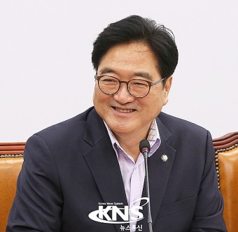 [포토뉴스] 활짝 웃는 우원식 원내대표