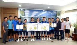 [동정] 오수봉 하남시장, 신장중 축구부에 우승컵 전달
