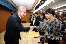 동산장학재단 68명의 학생들에게 장학금 전달