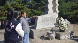 무학여고, 성수대교 참사 희생자 추모비 찾아...23년 전 희생된 8명 동문 추모