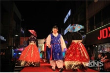 샤방샤방... 4일 익산 중매서 시장에서 패션쑈 선보여