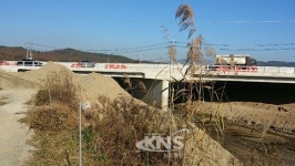 우리는 목숨 걸고 도로를 횡단해 농사짓는 마을이다