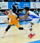 [포토뉴스] 박지수 윌리엄스 저리가!!