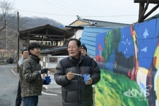 경북대학교 학생들 영천시 가래실 문화마을을 찾아 벽화 그리기 봉사
