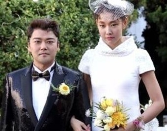 '핫이슈' 전현무, 논란의 썸 사진 3종 세트?... 화제 급부상