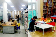 레인보우영동도서관, 대출권수 상향 조정  책 읽는 영동군