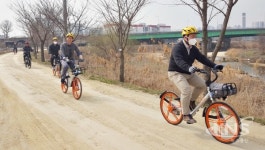 수원시 도로교통관리사업소 직원들, 무인대여 자전거 홍보 나서