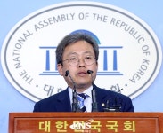 [KNS포토] 브리핑하는 송기현 더민주 드루킹 사건 진상조사단장