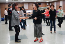 함양군, 실버웰빙댄스교실 안면도로 벤치마킹 나서