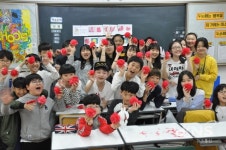 용인시처인노인복지관,  초등학교 연계 효 카네이션 직접 만들어