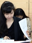 [KNS포토] 자료 검토하는 서지현 검사