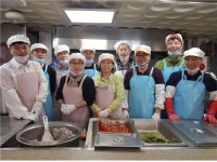 힘들 때일수록 나누고 도와야…소상공인 자영업자, 무료 급식소 찾아 배식 나눔