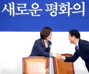 [KNS포토] 악수 나누는 한병도-진선미