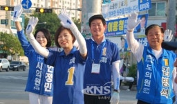 [포토뉴스] 강원 원주의료원 사거리, 민주당 대거 선거 유세