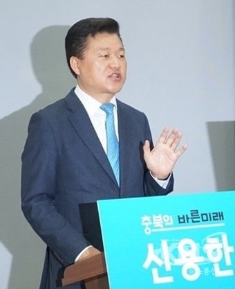 신용한 후보, '최저임금 도지사 · 프로축구단 창단'공약