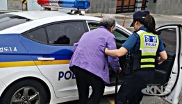 [투표소 표정] 투표하게 도와주세요 몸 불편한 할머니 투표 도와준 영도경찰