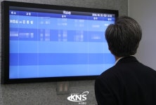 [KNS포토] 故김종필 전 국무총리의 빈소 앞 전광판 보는 추모객