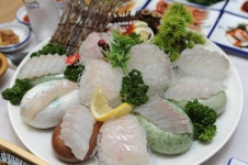 통영 여행 묘미를 더하는 통영 해물탕 횟집, 자연산 회로 입맛 사로잡아