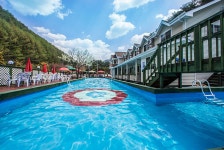 계곡물 흐르는 워터슬라이드 갖춘 수영장 강원도 정선펜션, 아미띠에펜션