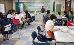 화성시 학교급식지원센터 학부모 대상 장 담그기 실습 호평