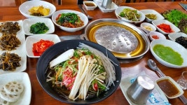 파주의 볼거리로 떠오른 감악산 마장호수 출렁다리… 쌈불고기 맛집과 나들이