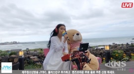 홍대 아이유 김소영, 월정리 브런치 카페 퀸즈브라운 테라스 라이브 진행