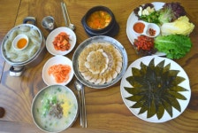 대통령 입맛 사로잡은 명이마늘보쌈 별미 삼교천맛집