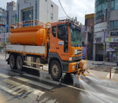 강화군, 달궈진 도로 살수차로 식힌다