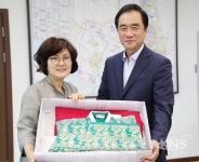 평택 각시방 최정숙 대표 지영희국악관에 한복 기증